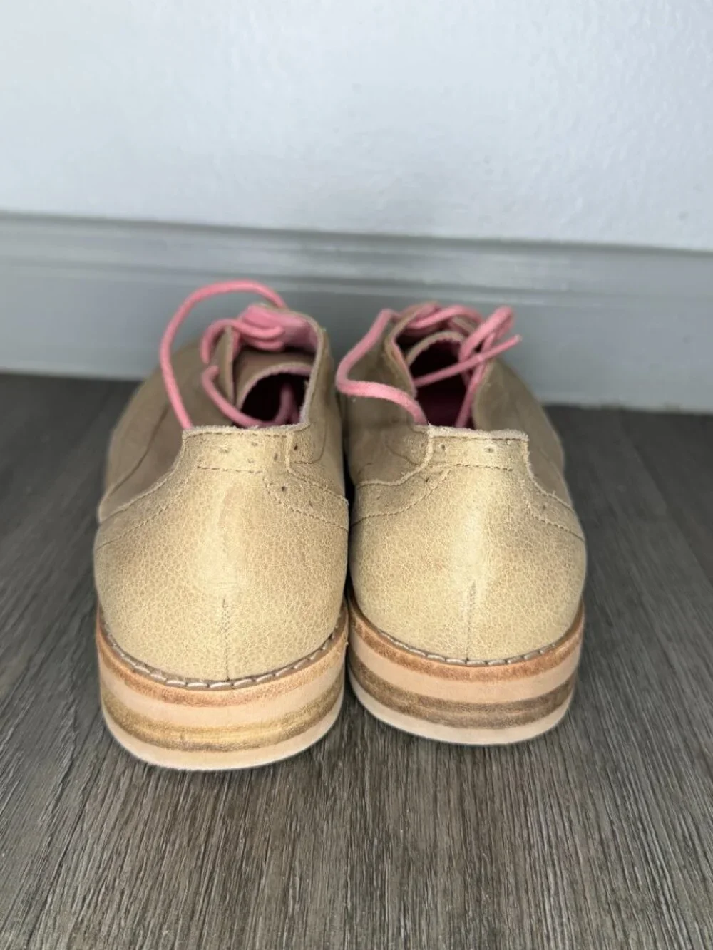 GAP Women’s Oxford Shoes Tan Brown with Pastel Pink Laces Size 7.5